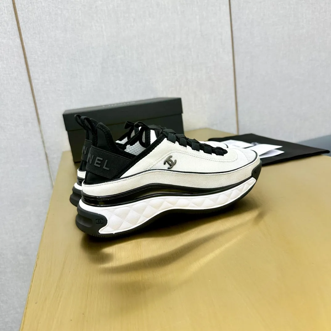 👟👟Ex-factory price 480👟👟 Women's shoes, women's clothing, top version Chanel Chanel - 2023 counter top casual sports shoes. This classic design; the upper is electro-embroidered with a variety of techniques; the outsole is fashionable and sporty; it is unusual to incorporate a variety of color matching elements... The diversified mix and match is very beautiful and versatile, and can be used for leisure, fashion, sports and outdoor... ꫛꫀꪝ Go➫ Material: ❶The upper is made of: original imported mercerized velvet + double-layer breathable mesh ❷The inner lining is made of: the original imported breathable mesh ❸The outsole is based on: original T👟👟factory price U combination outsole counter boutique packaging full set women 35-41 men 38-46 ᅟᅠᅟᅠᅟᅠ